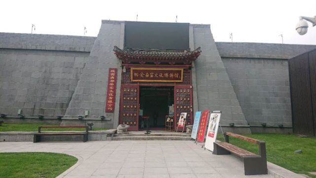 西安柴窑文化博物馆,门票和讲解都是免费的王学武(左)和寇玉徽(右)