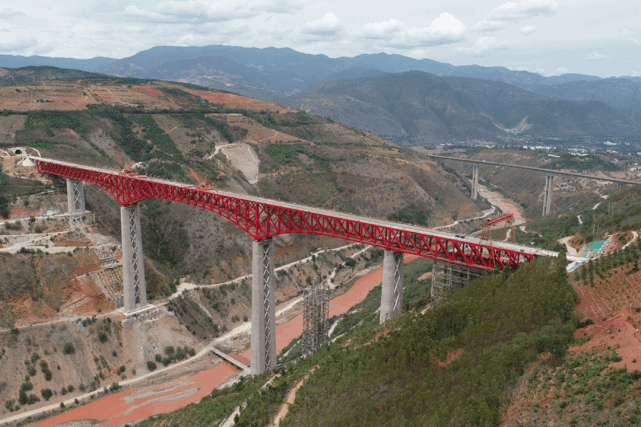 创世界最大跨度上承式连续钢桁梁铁路桥和世界同类桥梁最高墩双项纪录