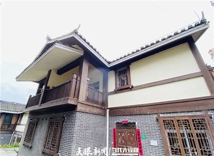 玉屏云起小镇曾经挤危房以地为席今朝住景区乐业安居