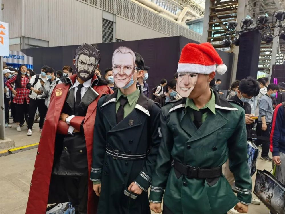 电子越共摘下了头上的草少前嘉年华现场是啥样