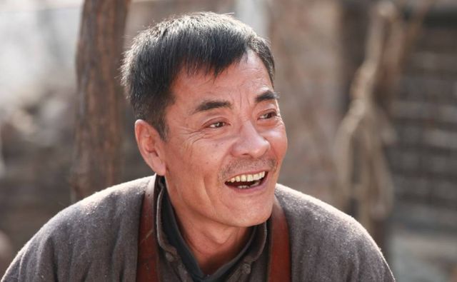 63岁刘威再回唐明皇拍摄地双手合十表示感谢打扮朴素低调