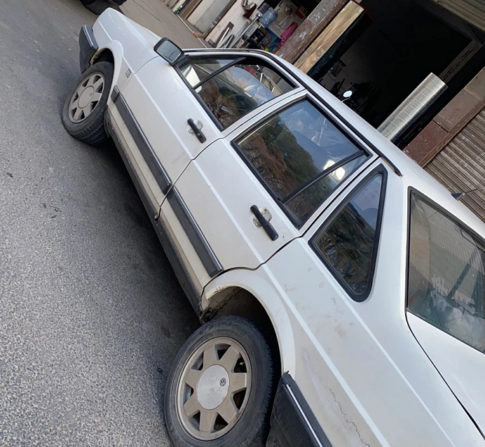 金华小伙花9千买辆06款大众普桑,换奔驰标,公司女同事还以为是老奔驰