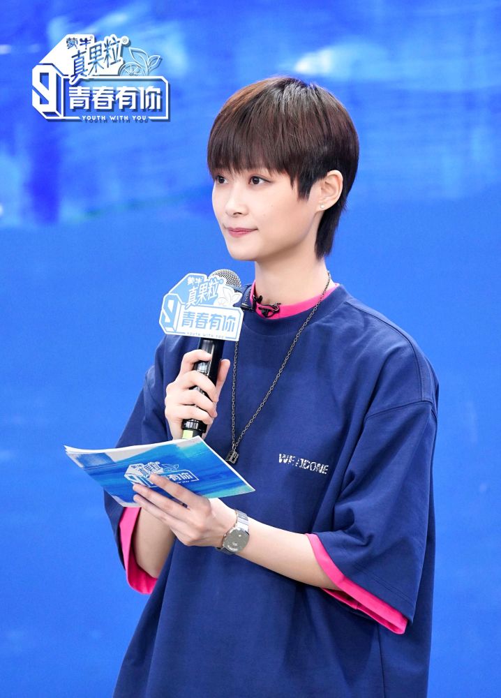 李宇春从13年的湖南卫视《快乐男声》做导师,那一年的冠军华晨宇一路