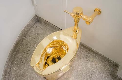 香蕉只会出现在果盘里,纯金马桶也没几个普通人用得起,如何源于生活又