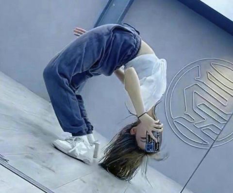 程潇对镜下腰弯成了一个圆 网友:这个下腰绝绝子