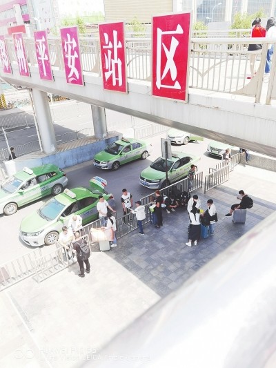 郑州火车站东广场又有违规出租车出没 刚被处罚又来违规?