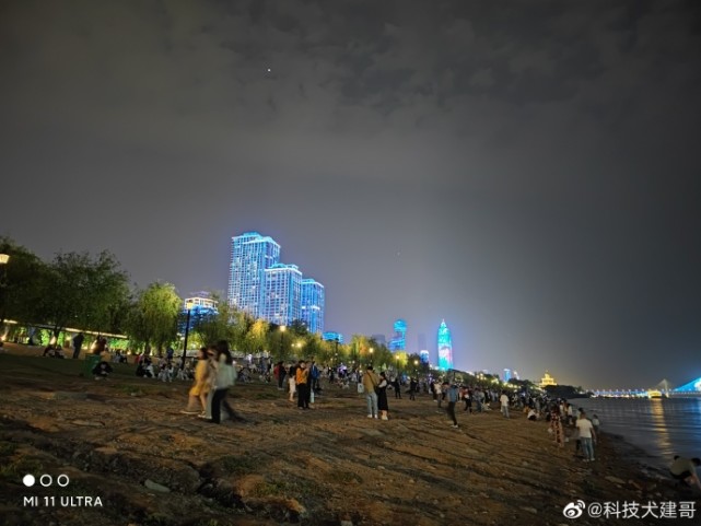 小米11ultra夜景拍摄实测夜游武汉江滩第一次喝茶颜悦色