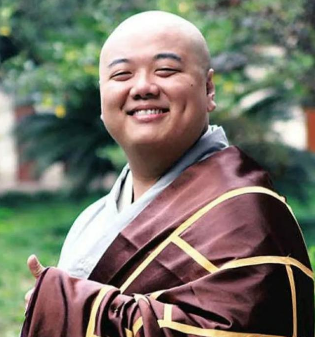 八岁时的一天,父母一早去赶庙会,留下张二狗自己在家看店.