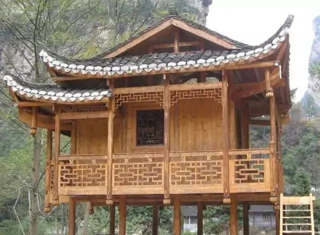 吊脚楼·民居依山的吊脚楼,在平地上用木柱撑起分上下两层,节约土地