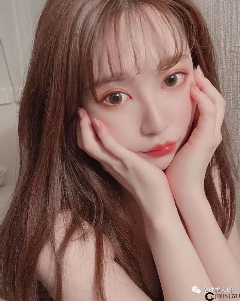 萌萌嫩妹hichan露出"雪白香肩",精致的童颜脸蛋"满满恋爱感"!