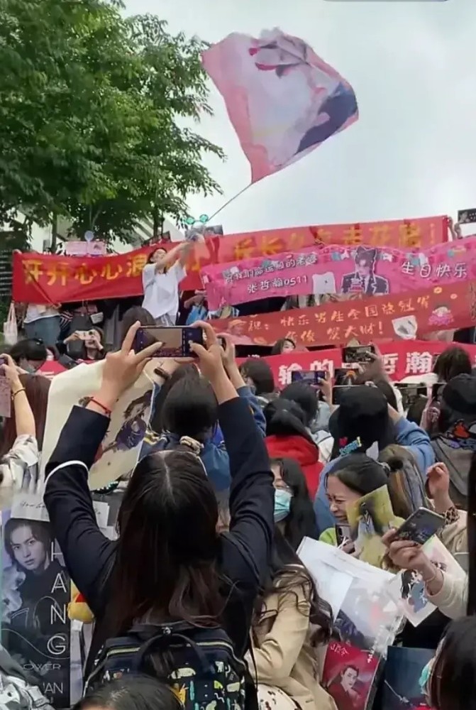 看见女生这样的追星场面你是什么感受呢
