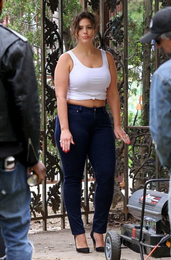 190斤超模阿什利逛街穿骑行短裤气场足和比伯太太反差大