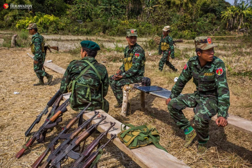 缅北红掸民族军士兵六是掸邦进步党的北掸邦军,该部约有8000名士兵