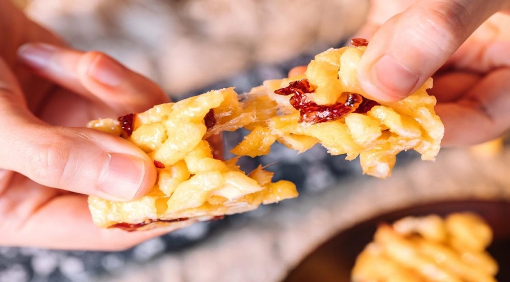 过节总是难逃堵车身心疲惫还有饥饿感吃点沙琪玛让心情甜一下