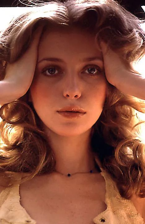丽芙·泰勒的妈妈是碧比·布尔 (bebe buell),年轻的时候同样堪称绝美