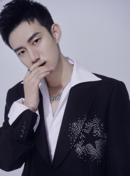 8年老主播阿哲结婚几十辆劳斯莱斯助阵价值至少破亿