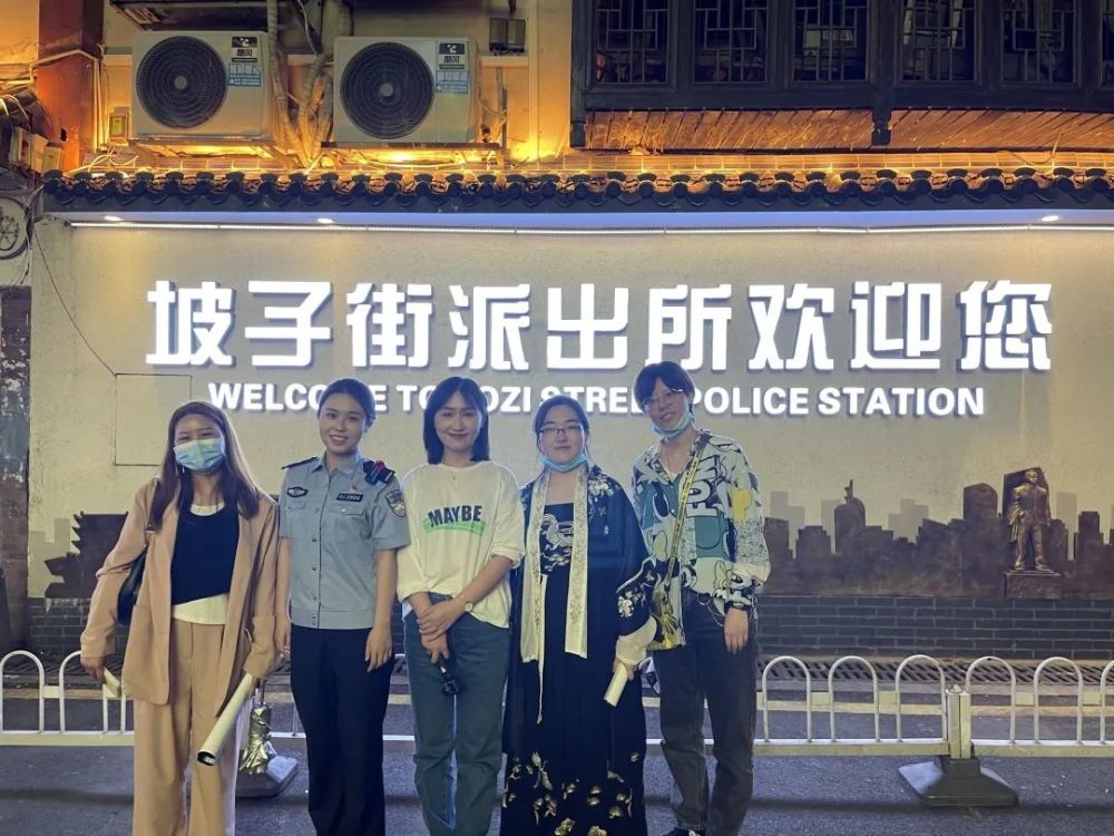 五一期间,坡子街派出所变身网红打卡地,不少外地游客以"抱头"姿势