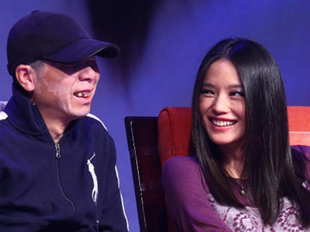 冯小刚舒淇难得同框,背景疑在医院病房,曾因力挺舒淇被骂护舒宝_腾讯