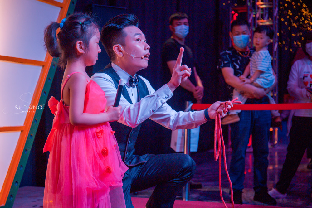 魔术师现场变出超级跑车观众质疑玩具车三亚旅游越来越魔幻