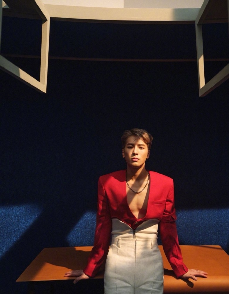 王嘉尔xwallpaper新刊封面来自于嘎嘎的盗梦空间