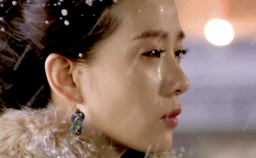 接着抽动喉部,注意,这个时候不要催促自己快一点哭出来,而恰恰相反,要