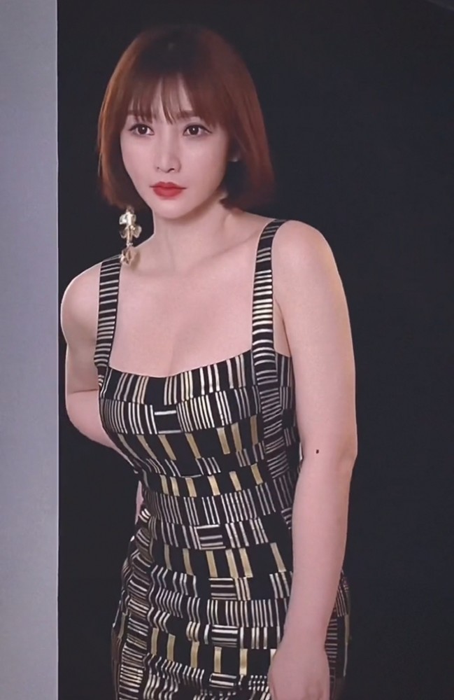 40岁柳岩写真好辣,紧身裙勾勒好身材,网友却嘲壮没骨感_腾讯新闻