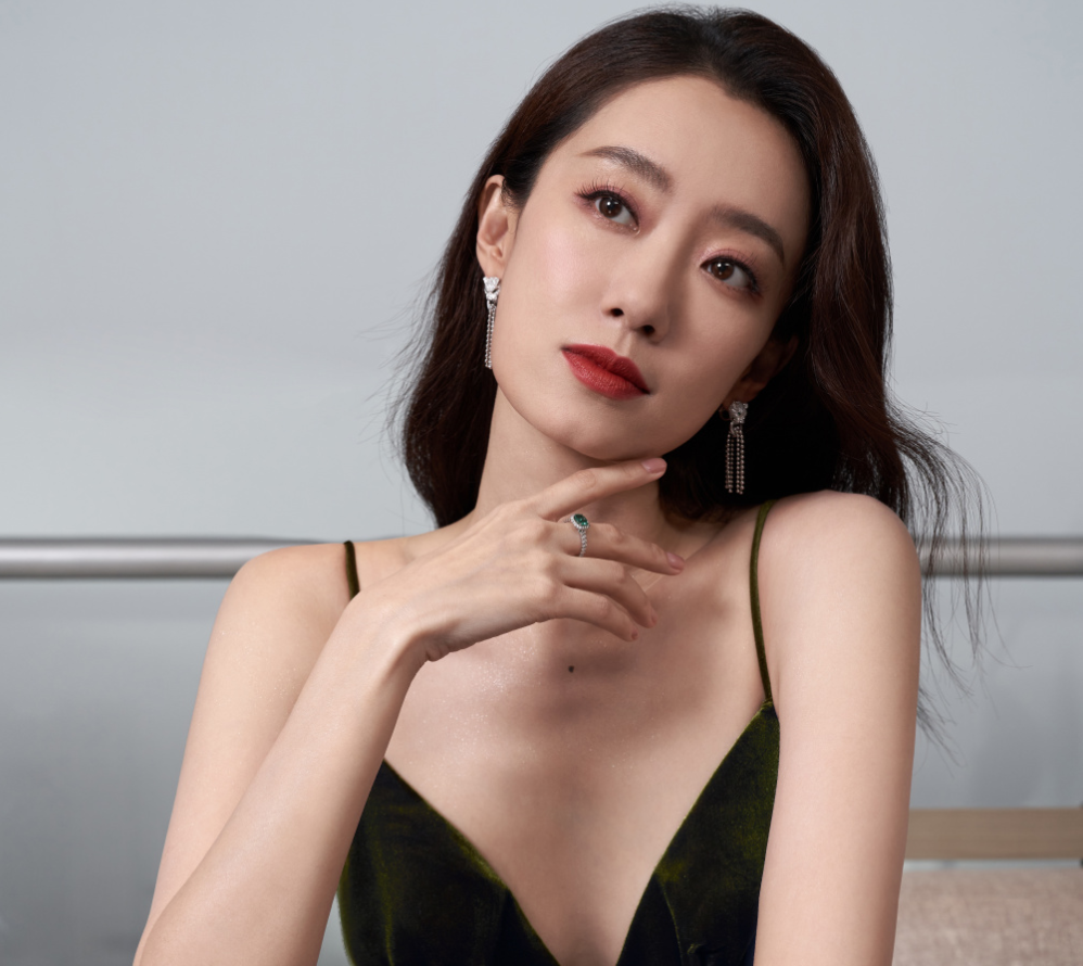 张小斐亮相薇娅直播间,模仿妈妈说话语气太传神,35岁颜值看呆了