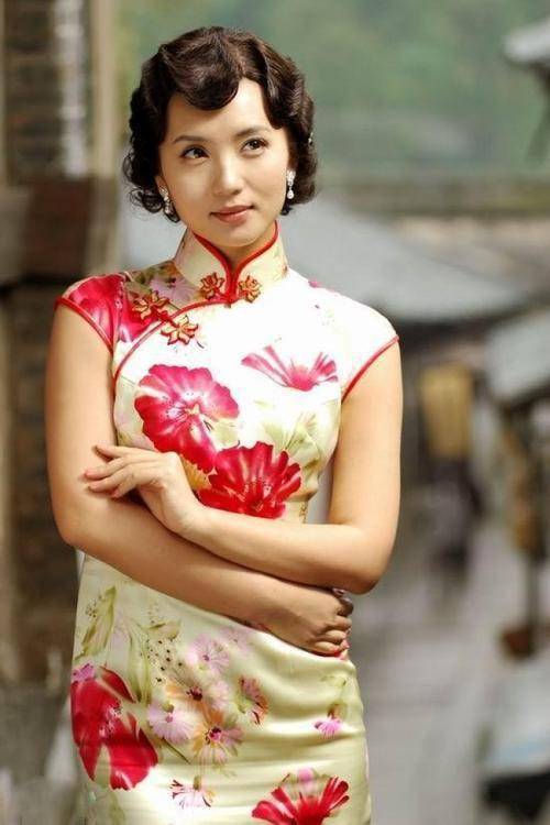 有种"妩媚"叫陈好穿旗袍,配复古卷发风情万种,43岁还是万人迷