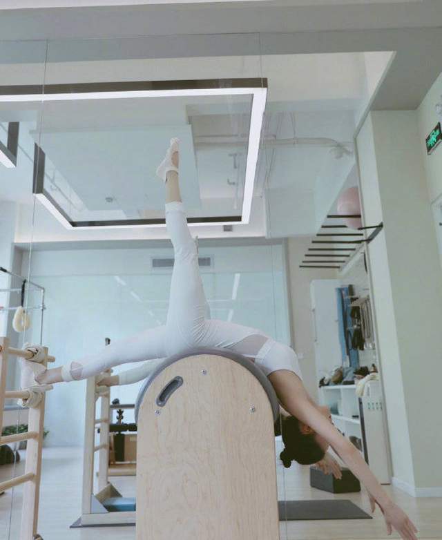 张韶涵晒健身照,空中一字马,展露纤细身材