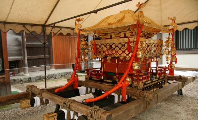 皇帝乘坐的轿子一般称之为龙辇,皇后的叫凤辇.