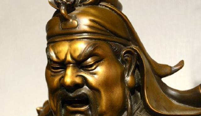关羽所有雕像，为何眼睛都是闭着的？老木匠坦言：无人敢让他睁眼_腾讯新闻