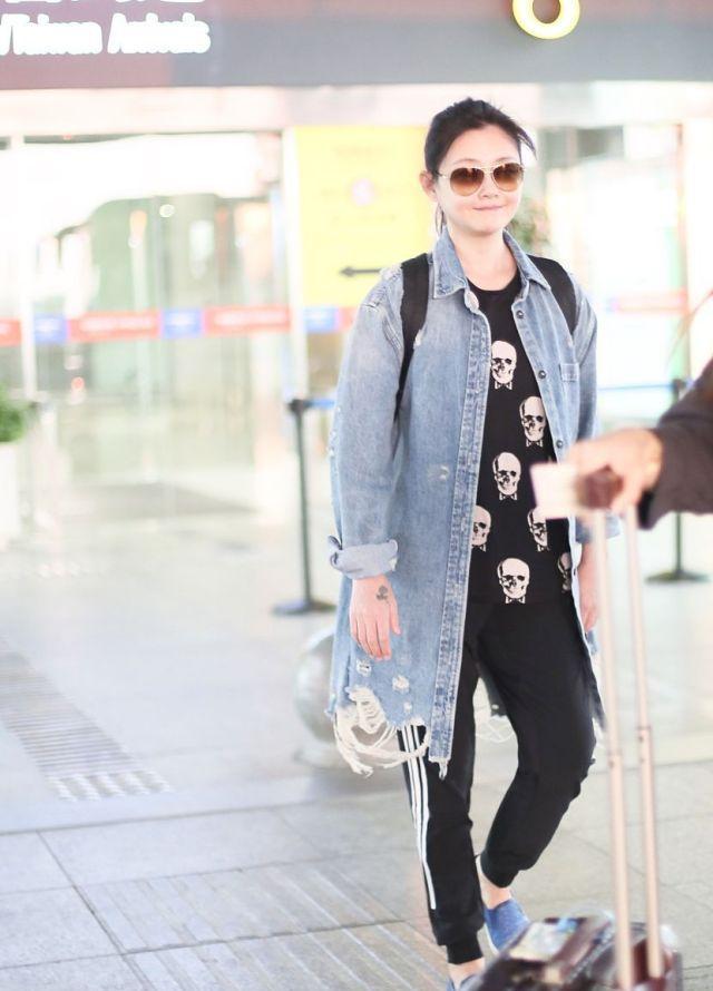 45岁大s素颜走机场,体型发福有点像大妈,乞丐风牛仔外套太土气