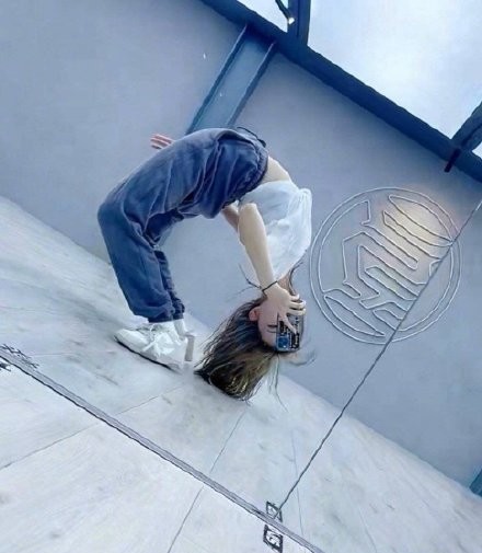 程潇徒手下腰,颜值身材穿搭统统在线,"漫画少女"必须pick.