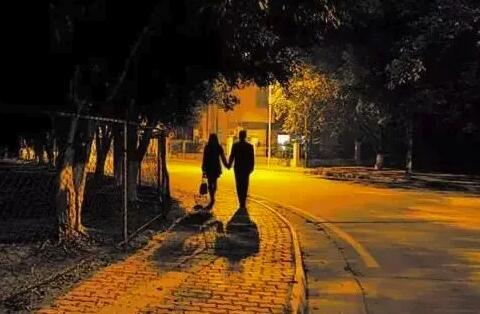 你还在晚上散步吗这3个注意事项现在知道还不晚