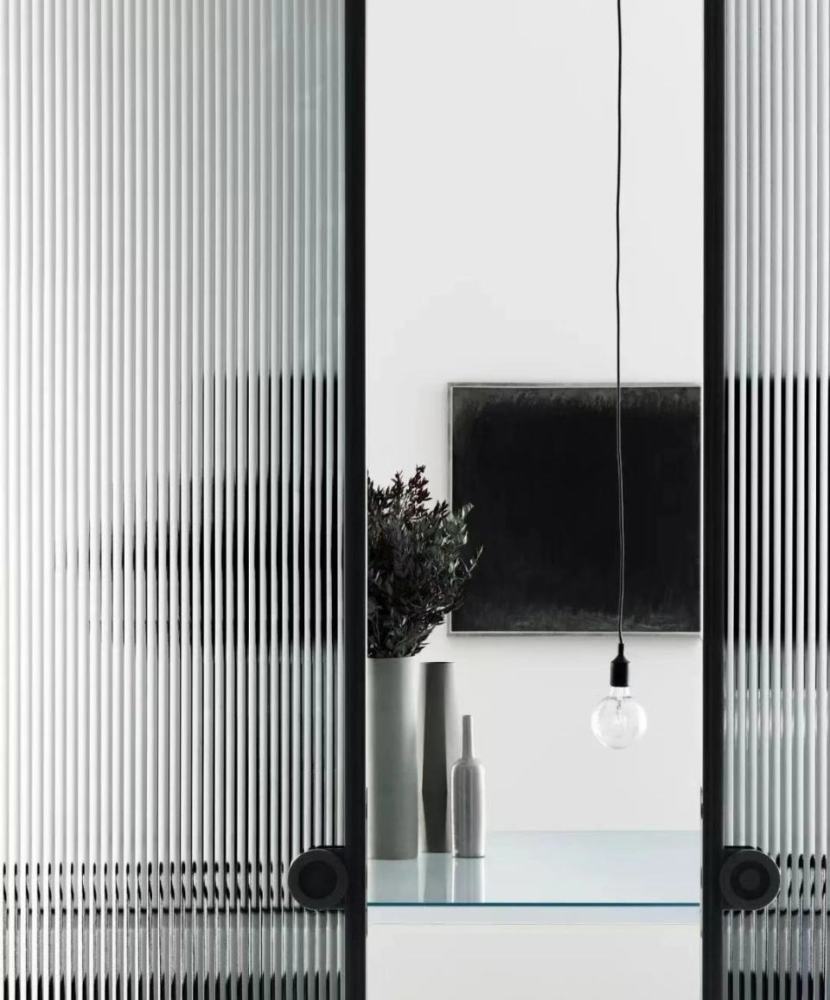 长虹玻璃即是竖条纹的压花玻璃,既有着磨砂玻璃的模糊质感,能达到遮挡