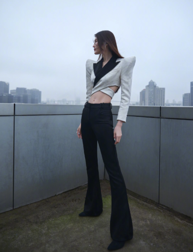 何穗机场路透照流出离开十级美颜和滤镜超模腿比例太绝