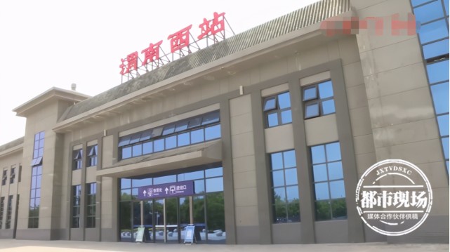 火车上,女子喝酒后脸色苍白晕倒,大家抬着担架跑上站台|晕倒|渭南西站