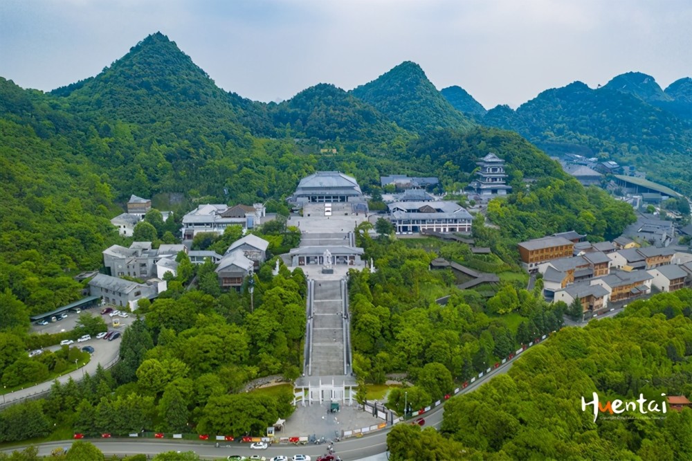 贵阳自驾游路线推荐逛地标甲秀楼去青岩古镇吃猪蹄