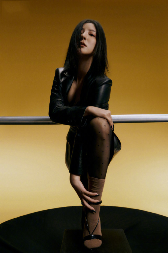 宅男女神赵奕欢晒性感写真,穿丝袜躺浴缸凹造型,被嘲后愤怒回怼