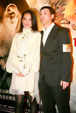 舒淇罕晒与冯小刚合照,医院内贴身搂肩姿势亲密,被疑即将再合作