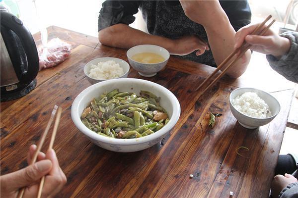 吃饭的时候速度过快,没有细嚼慢咽,或者是在吃饭的时候和别人来聊天