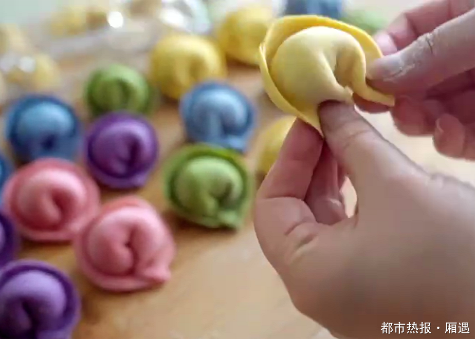 五彩元宝饺子包着妈妈满满的爱