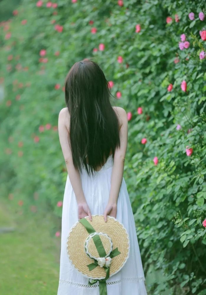 漫步花墙拍一个美丽的背影也是不错的选择科普楼在2号门温室大棚前的