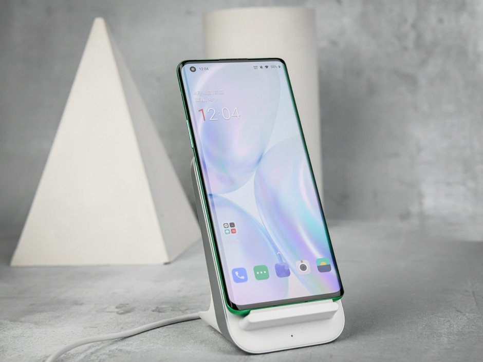 此外一加8 pro做工精湛,机身支持ip68防水,重量也没有超过200g,厚度为