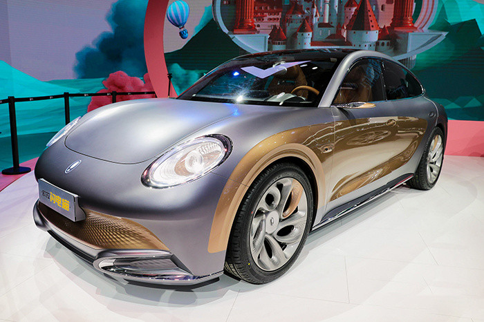 欧拉也带了两款新车型,定位新潮轿跑的闪电猫和定位复古轿车的朋克猫