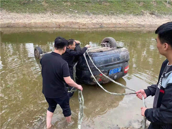 安陽一轎車失控墜河路過群眾合力用繩子拉車救援