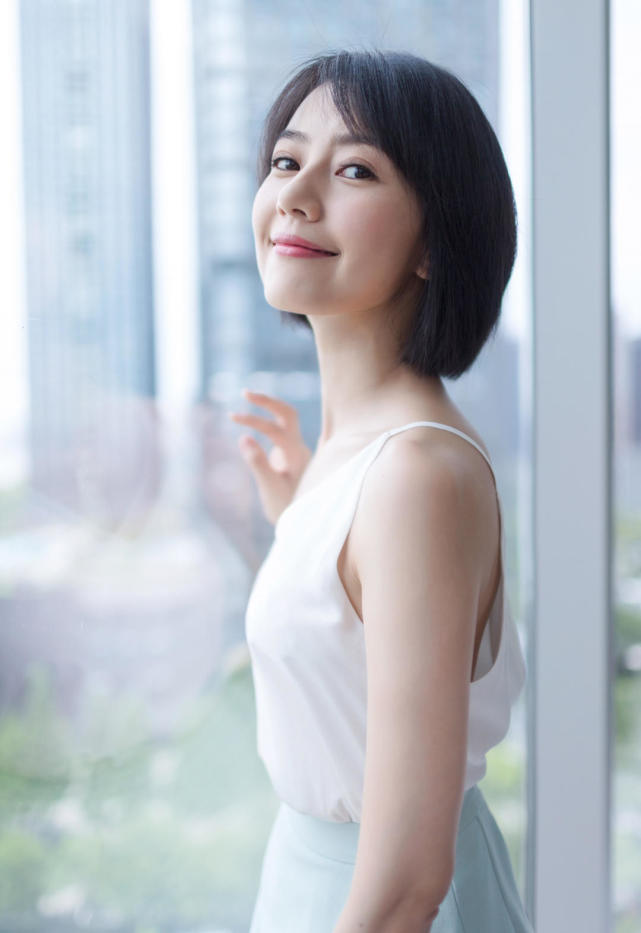 高圆圆终于换了短发发型穿吊带衫配半身裙难怪能嫁给小鲜肉