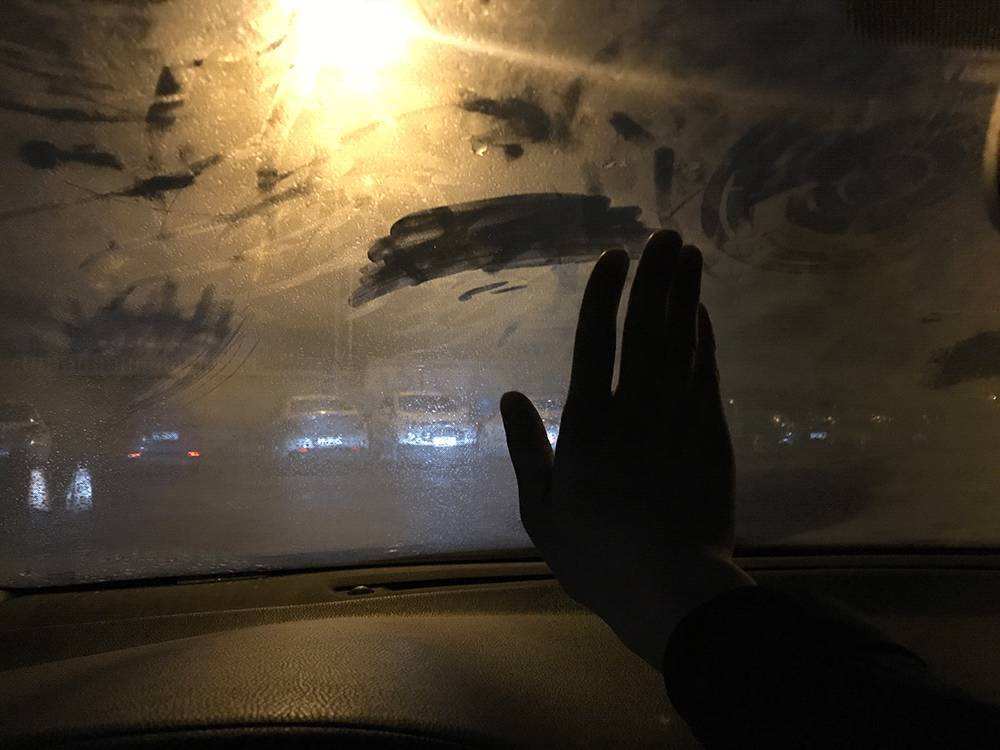 车窗起雾原来不用开暖风，一招让车窗秒变高清