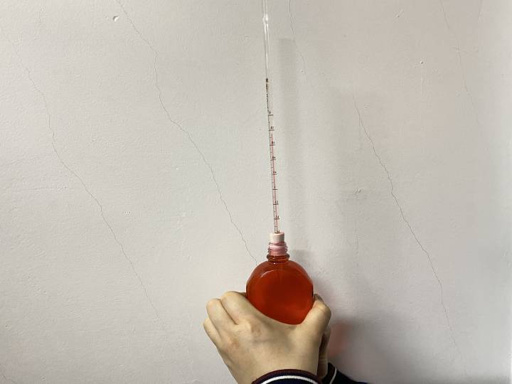 科学实验室丨挤压酒瓶让微小形变"无所遁形"!