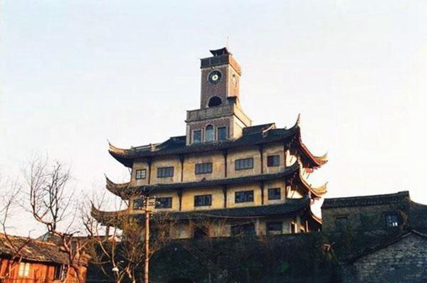 是宁波的地标建筑之一,现在也没有什么大的变动.